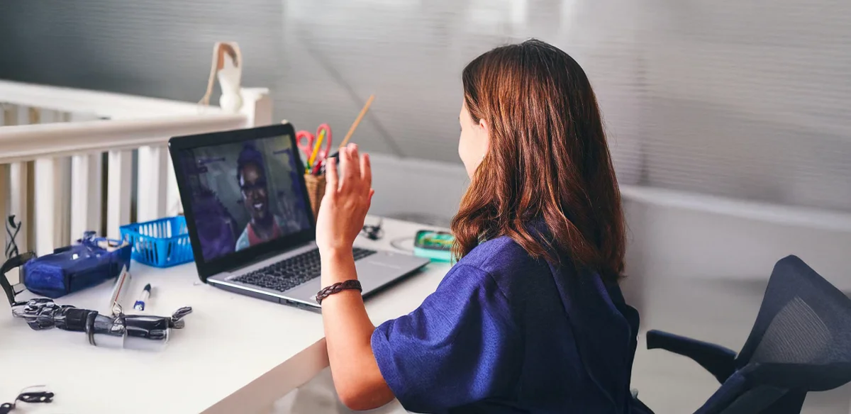 girl saying hi to the virtual class